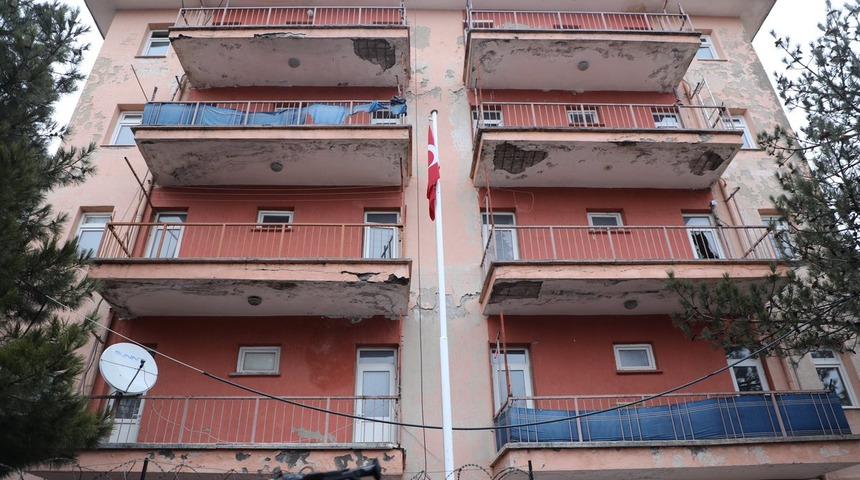 Depremde hasar gören Sivrice İlçe Emniyet Müdürlüğü binası yıkılıyor