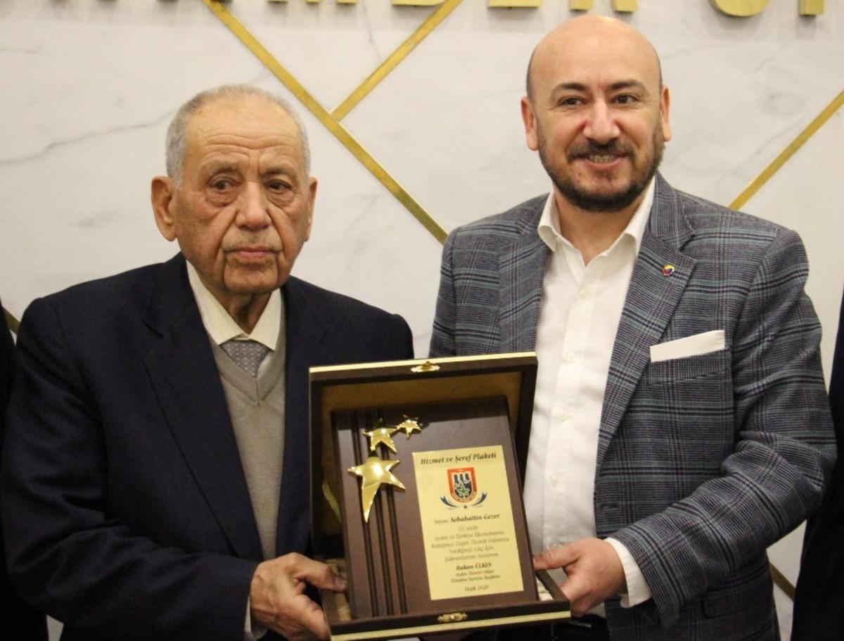 AYTO 63 yıllık &uuml;yesini plaketle emekliliğe uğurladı