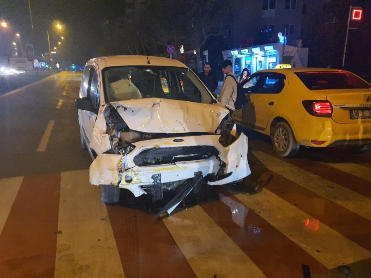 Hızını alamayan kamyonet ticari taksiye &ccedil;arptı...