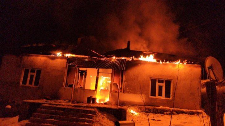 Cinnet getiren kadın kendi evini yaktı G1