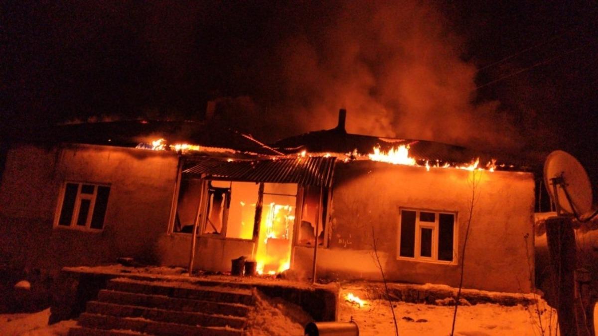 Cinnet getiren kadın kendi evini yaktı