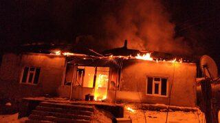 Cinnet getiren kadın kendi evini yaktı