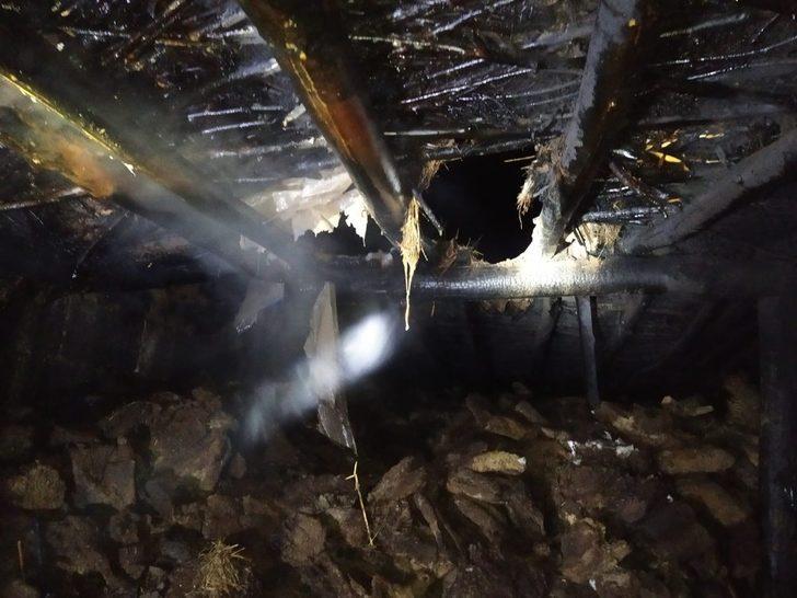 Cinnet getiren kadın kendi evini yaktı G2