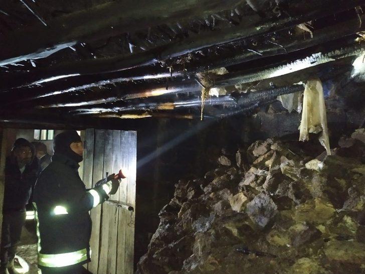 Cinnet getiren kadın kendi evini yaktı G3