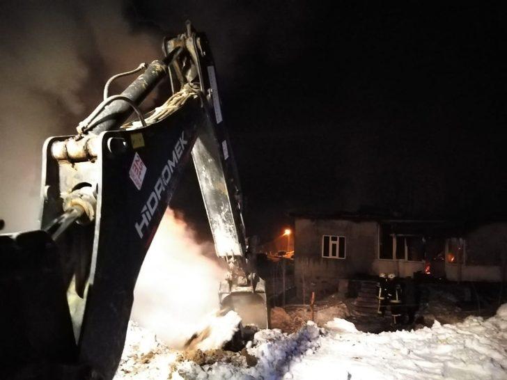 Cinnet getiren kadın kendi evini yaktı G4