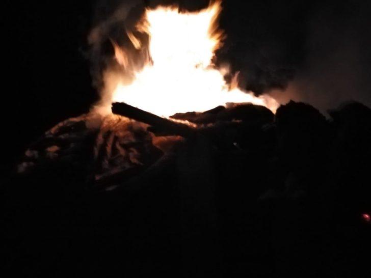 Cinnet getiren kadın kendi evini yaktı G5