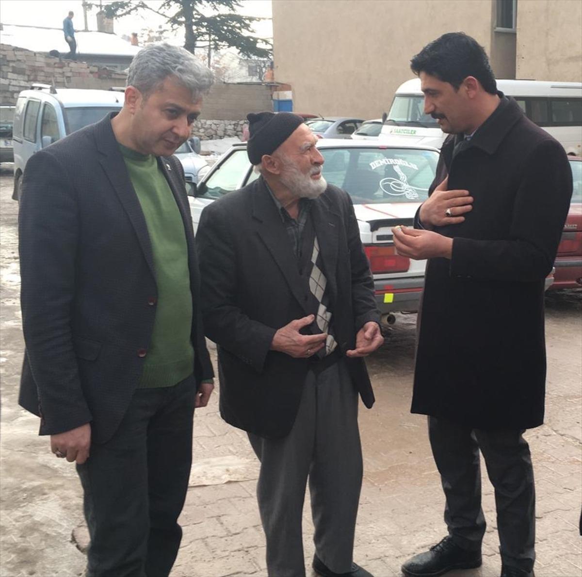 Bakan Soylu'ya, depremzedeler i&ccedil;in bağışlanan y&uuml;z&uuml;k teslim edildi