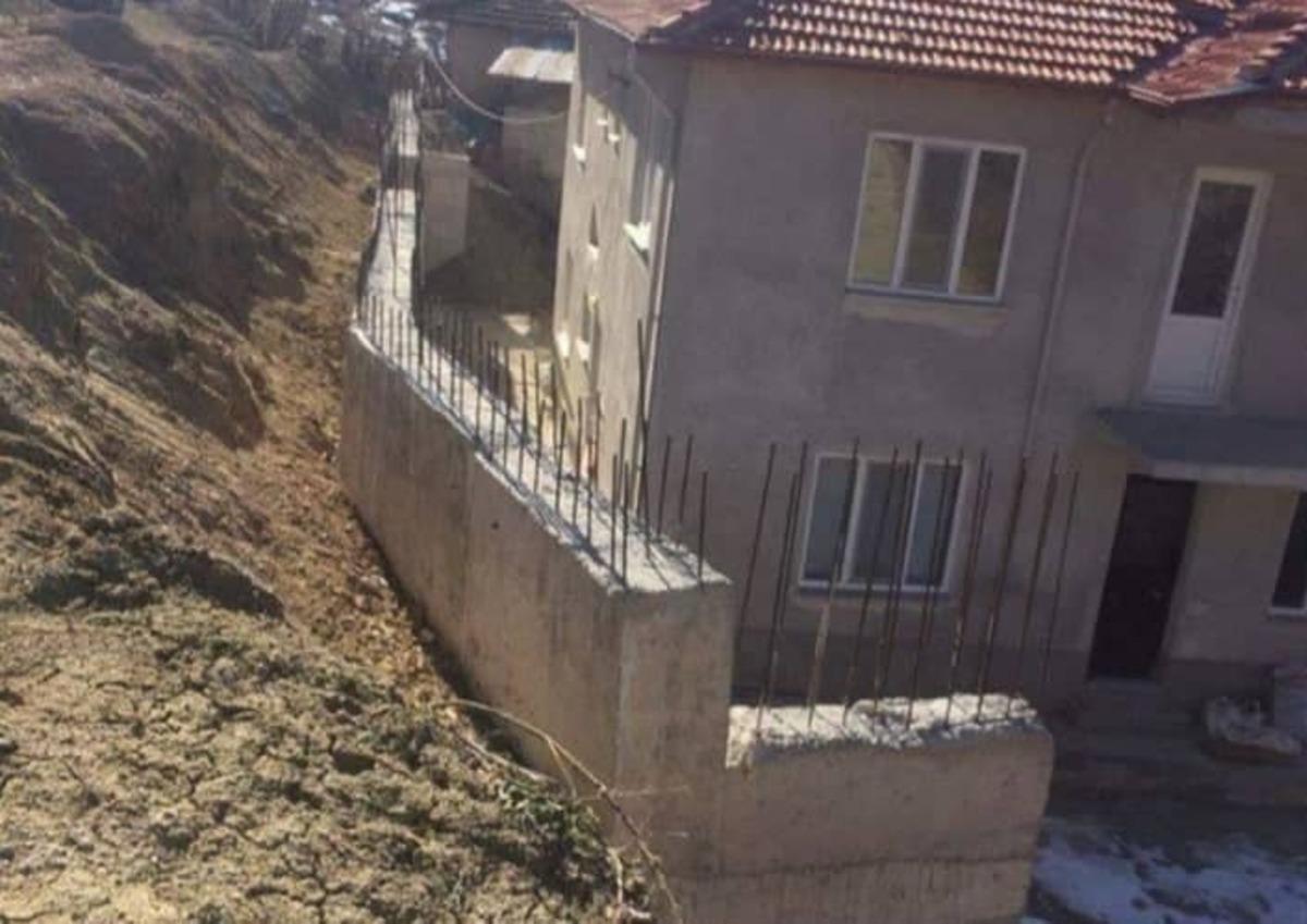 Kayma riski olan yola belediye istinat duvarı yaptı