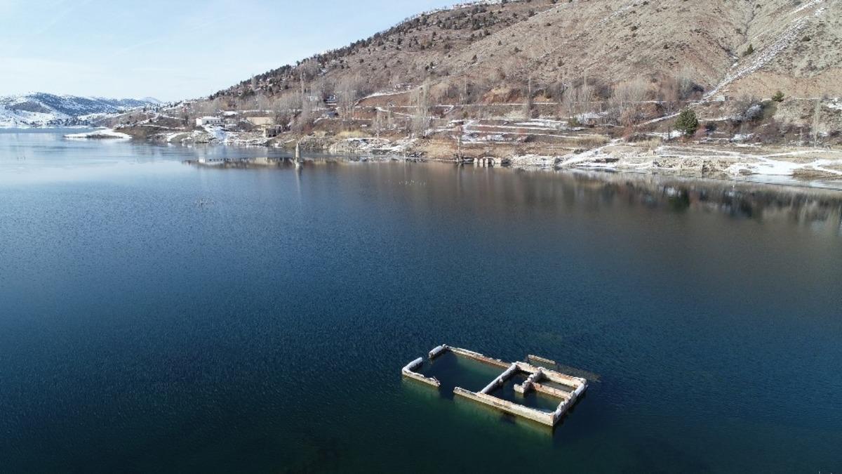 Suların &ccedil;ekildiği barajda minareden sonra evler de ortaya &ccedil;ıktı