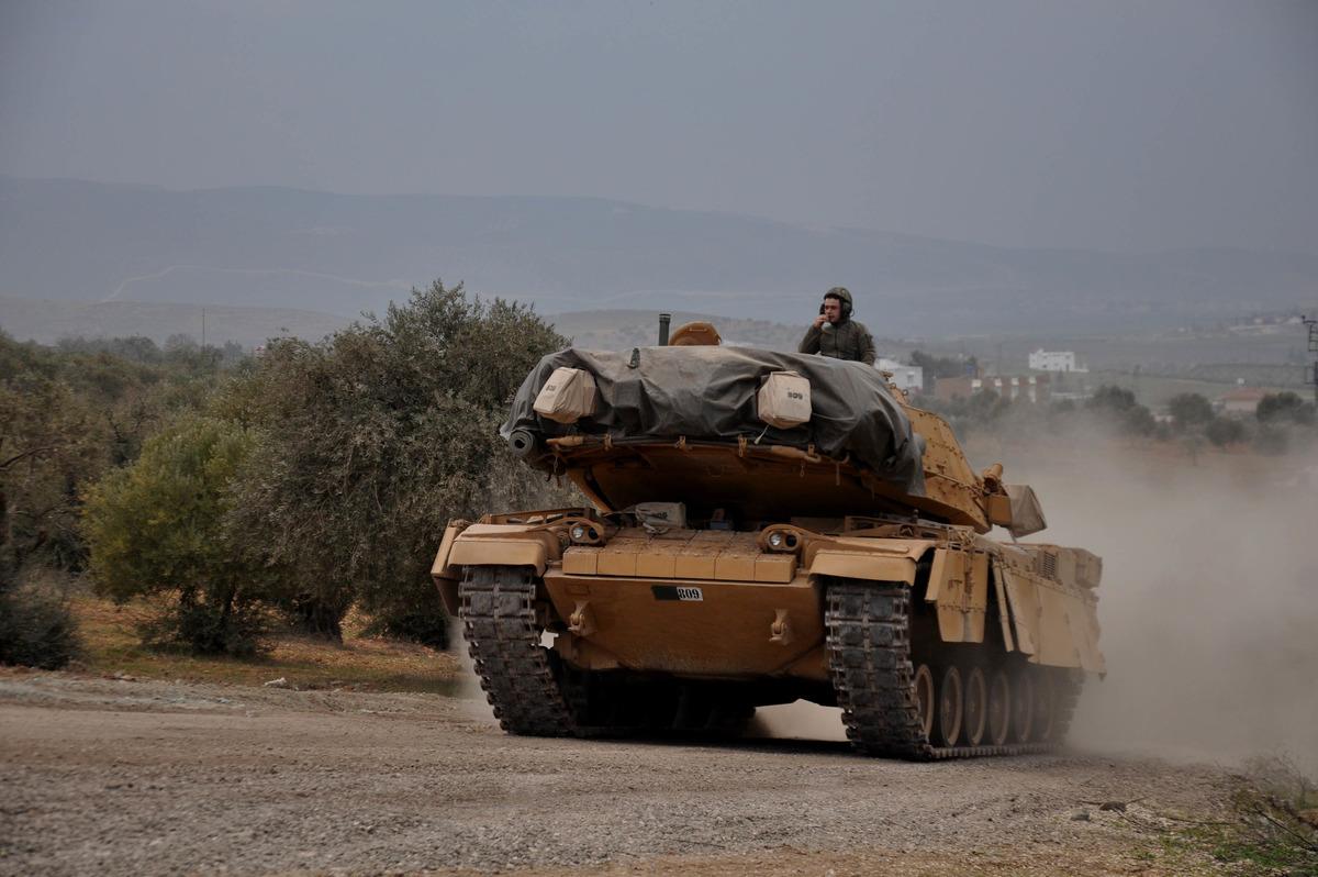 Hatay sınırına askeri ara&ccedil; sevkiyatı yapıldı