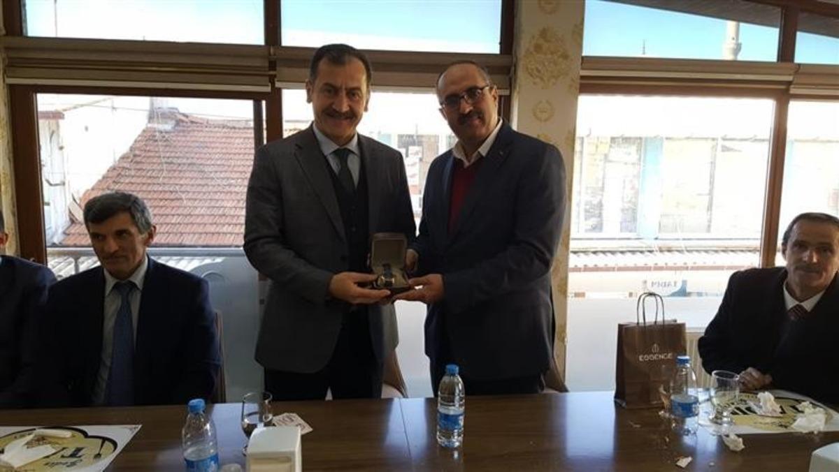 M&uuml;ft&uuml; &Ccedil;elebi i&ccedil;in veda yemeği