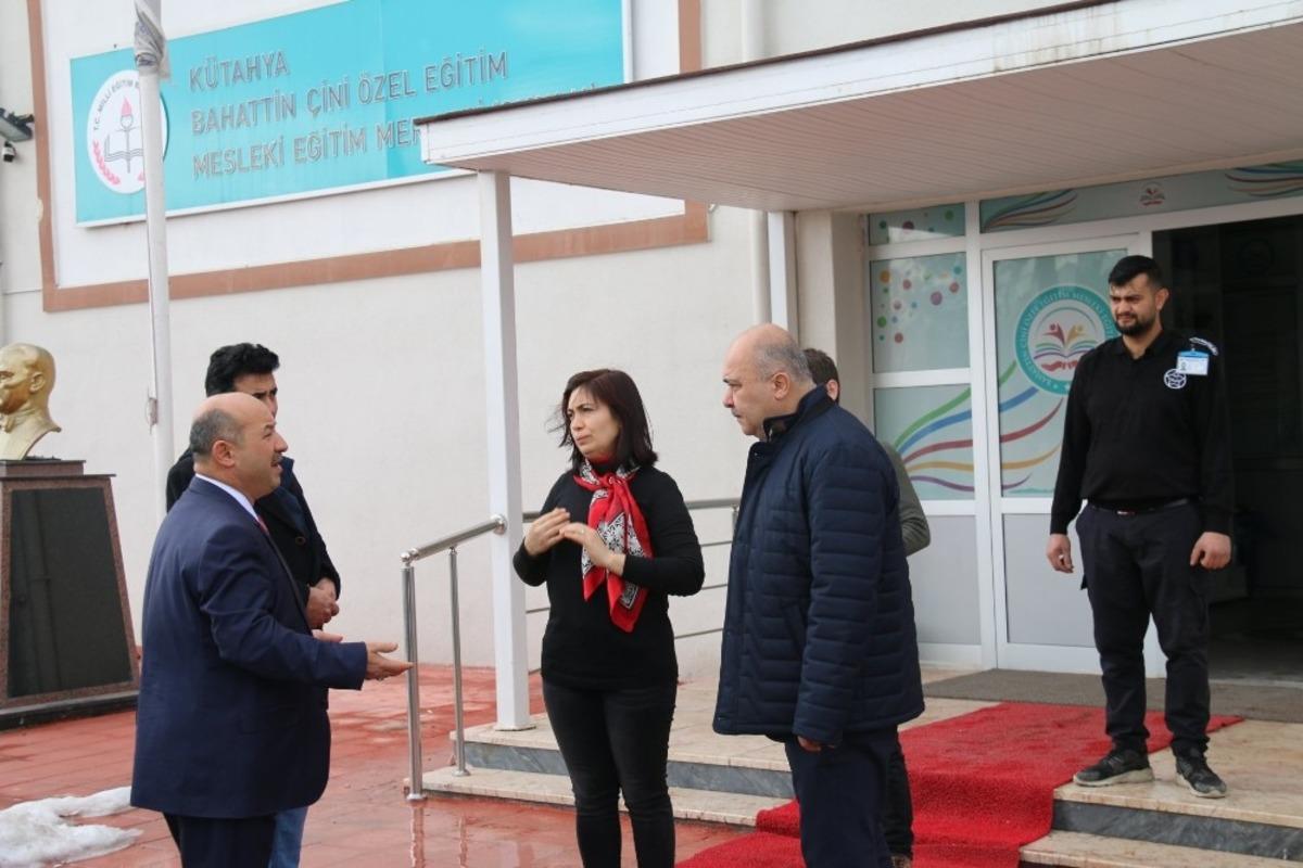 M&uuml;d&uuml;r Başyiğit, yıkım kararı alınan okulda incelemelerde bulundu