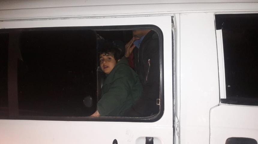 Çanakkale’de 9 kişilik araçtan 22 mülteci çıktı