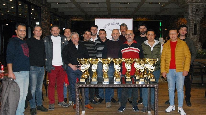 Şampiyon güvercinlerin sahiplerine kupa