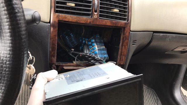 Oto teybinin arkasında yeşil reçeteli 2 bin 480 hap çıktı