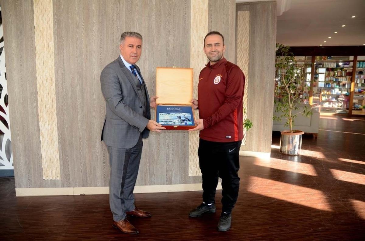 Kuşadası Belediyesi&rsquo;nden Galatasaray kampına ziyaret