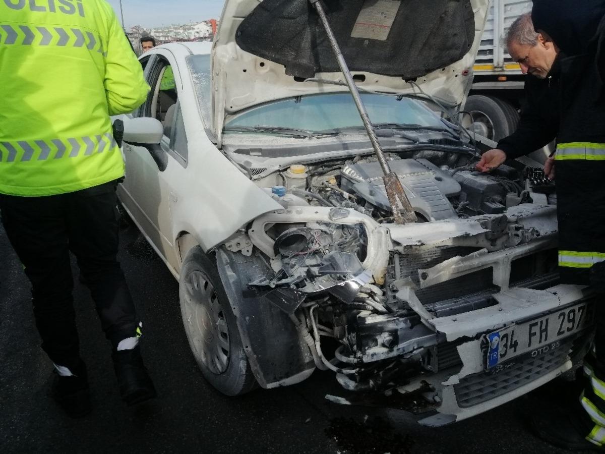 Kaza yapan otomobili k&uuml;le d&ouml;nmekten itfaiye kurtardı
