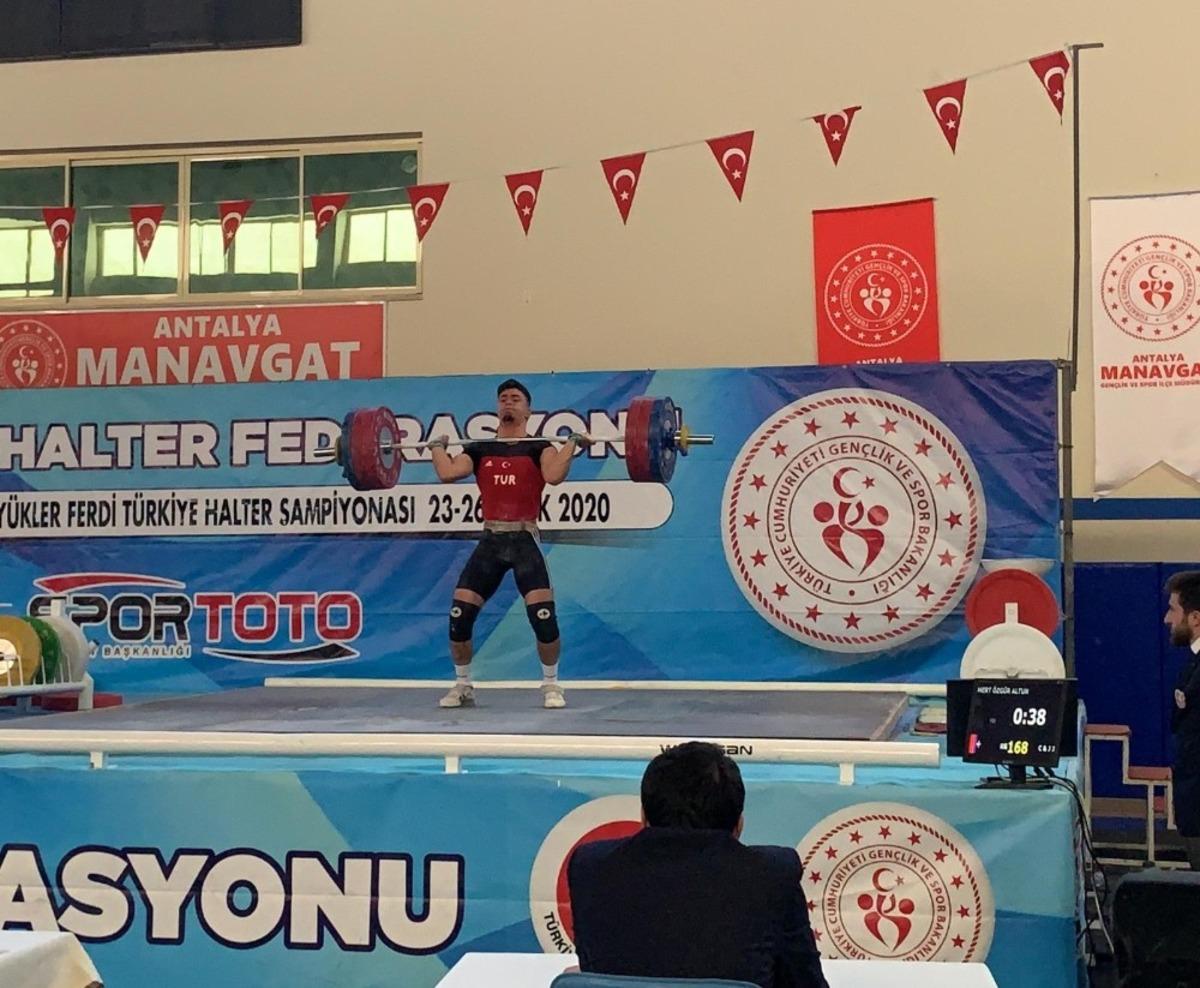 Kağıtsporlu halterciler 4 madalyayla d&ouml;nd&uuml;