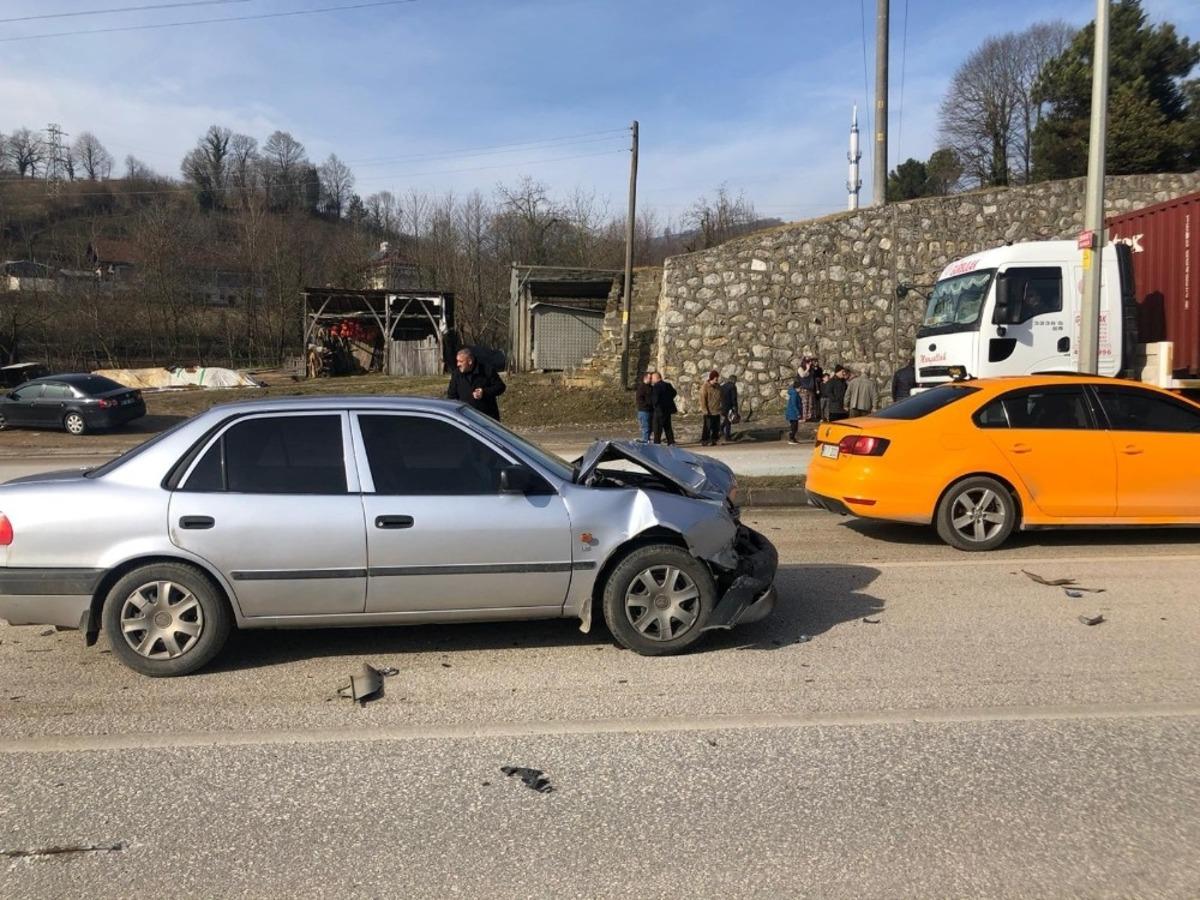 İki otomobil &ccedil;arpıştı, 2 kişi yaralandı