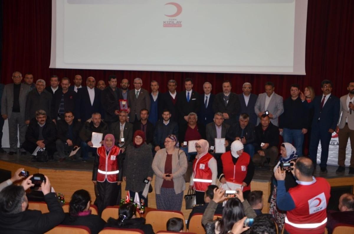 Kozan&rsquo;da kan bağış&ccedil;ılarına madalya
