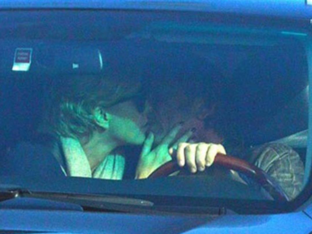 Kırmızı ışıkta tutkulu &ouml;p&uuml;c&uuml;k