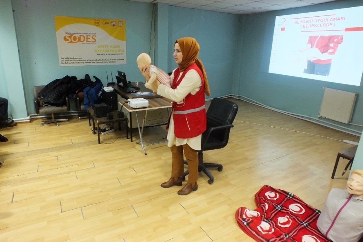 AFAD g&ouml;n&uuml;ll&uuml;lerine ilk yardım eğitimi verildi