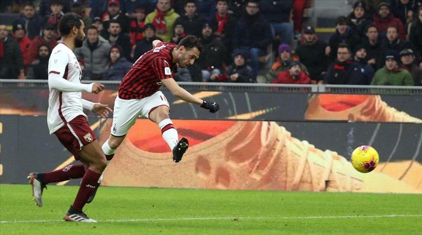 Hakan Çalhanoğlu İtalya'da manşetlerde