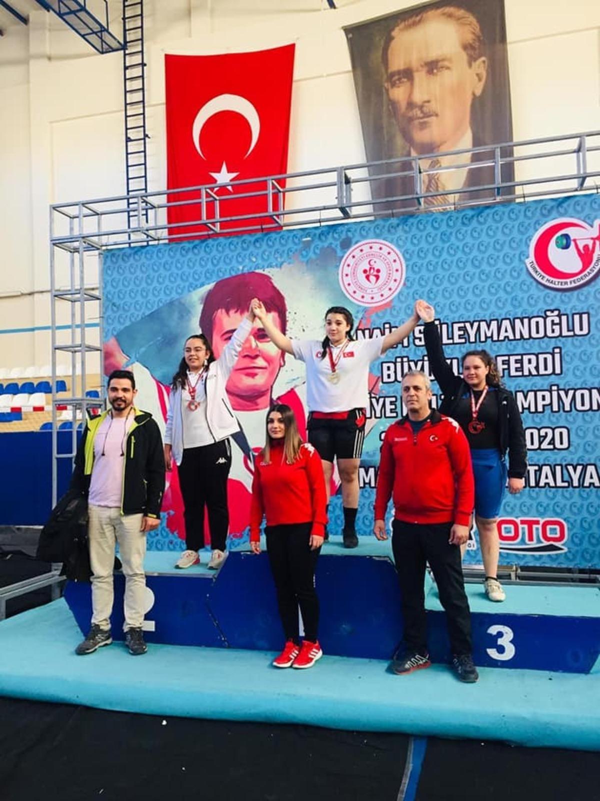 Tarsuslu halterciler madalyayla d&ouml;nd&uuml;ler