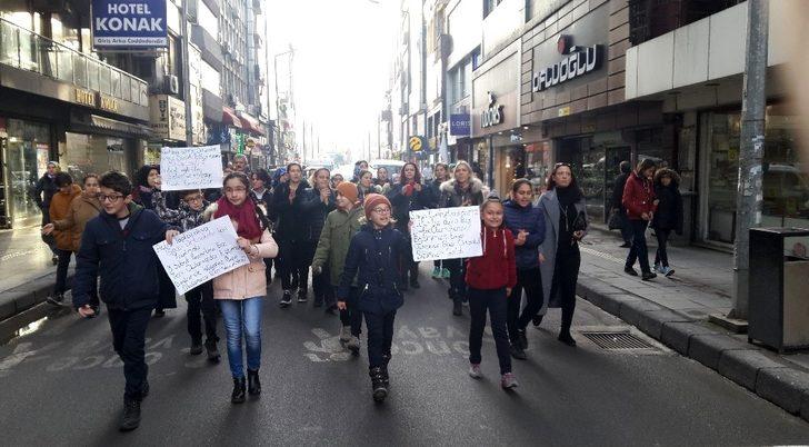 Zonguldak’ta eski okullarına geçmek isteyen öğrenci ve veliler eylem yaptı G4
