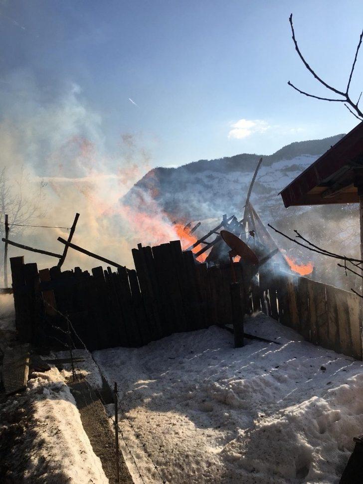 Kastamonu’da 1 ev ve samanlık küle döndü G2