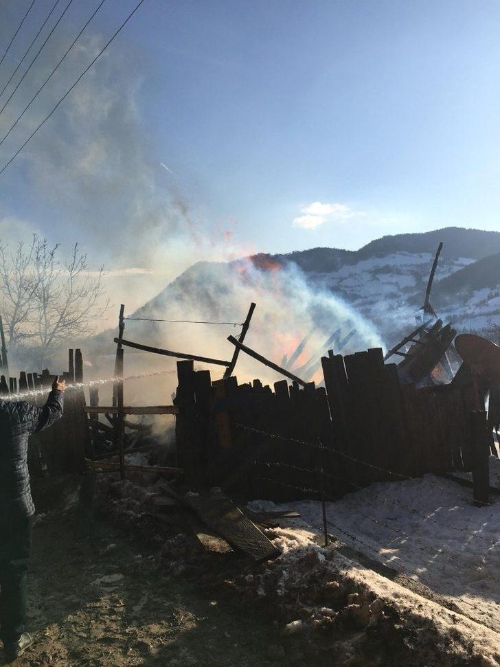 Kastamonu’da 1 ev ve samanlık küle döndü G3