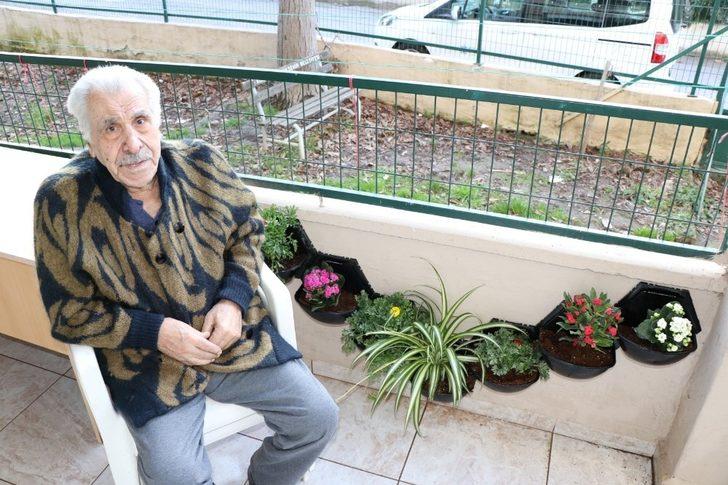 86 yaşındaki adam, yalnızlığını çiçeklerle aşıyor G1