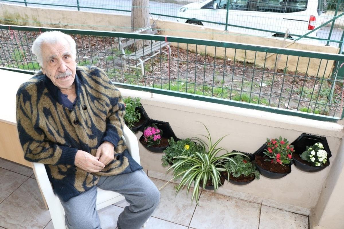 86 yaşındaki adam, yalnızlığını &ccedil;i&ccedil;eklerle aşıyor
