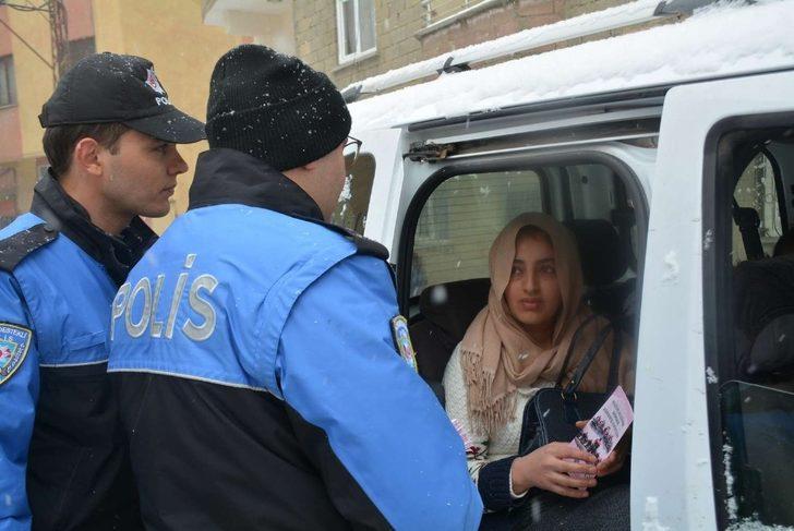 Hakkari polisi canı pahasına kadınları bilgilendiriyor G1