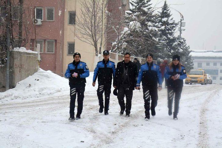 Hakkari polisi canı pahasına kadınları bilgilendiriyor G2