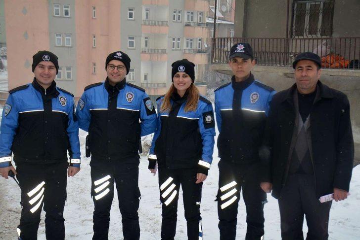 Hakkari polisi canı pahasına kadınları bilgilendiriyor G4