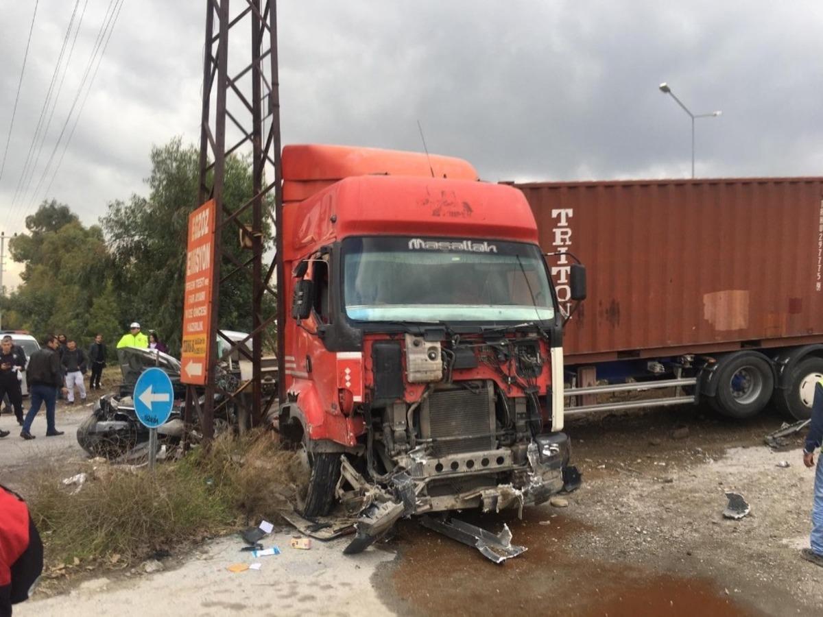 S&ouml;ke&rsquo;de tır otomobili bi&ccedil;ti; 5 yaralı