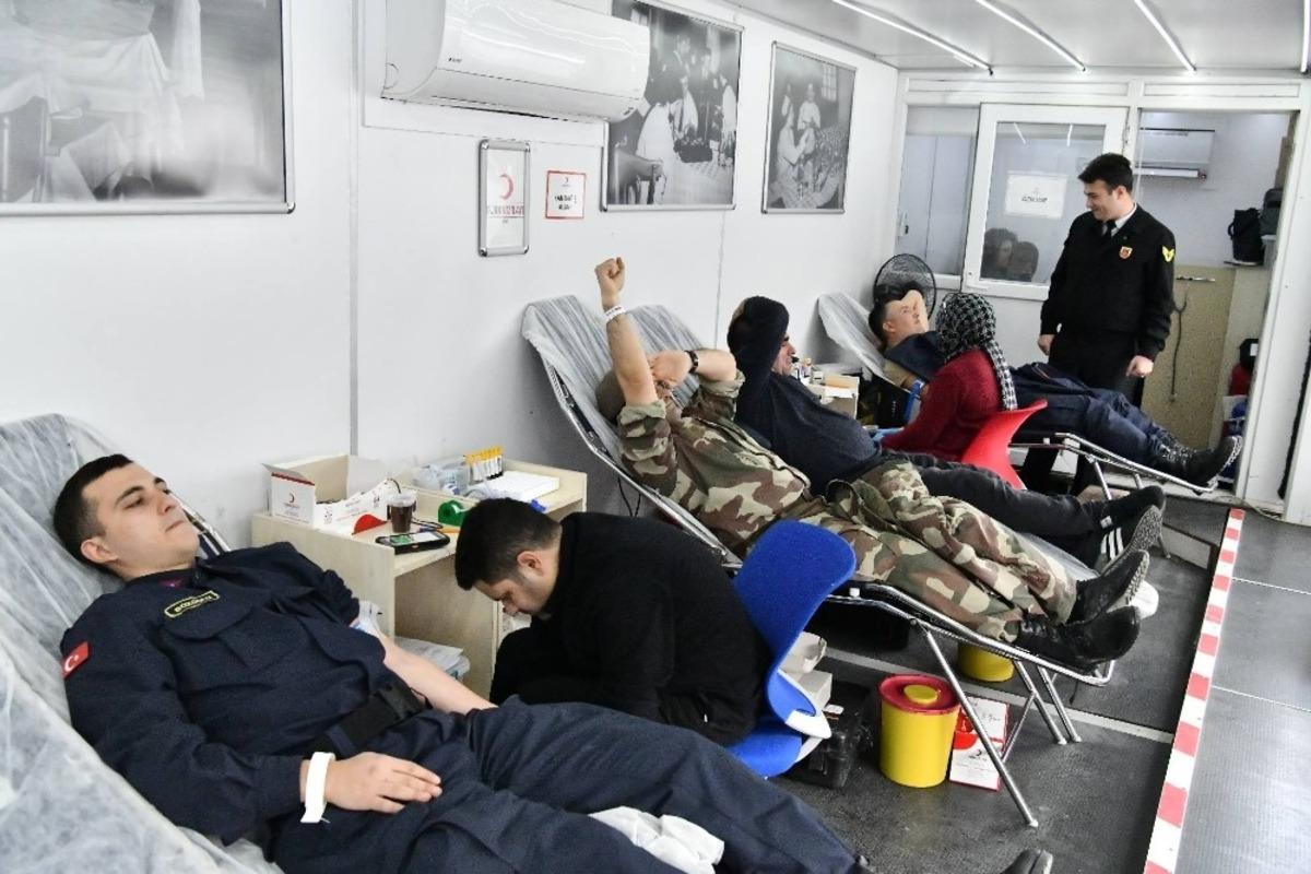 Isparta jandarmadan Kızılay&rsquo;a kan bağışı