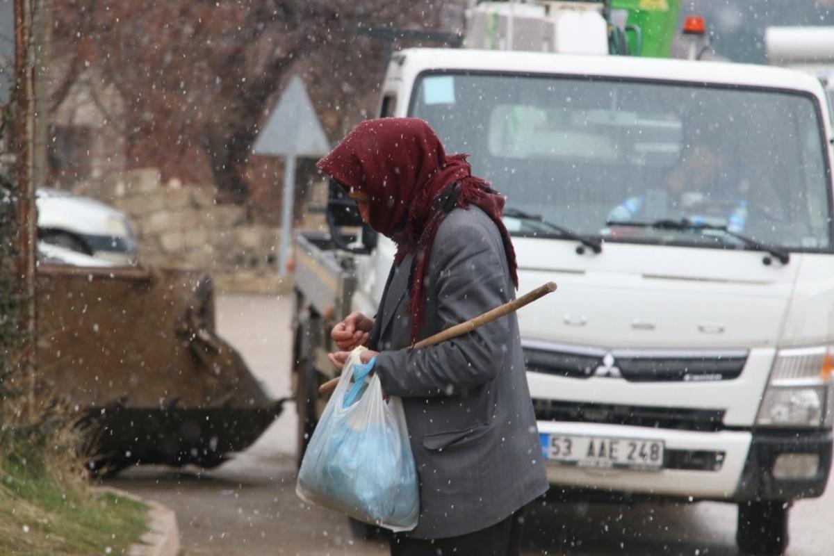 Depremin merkezindeki Sivrice'de kar yağışı başladı