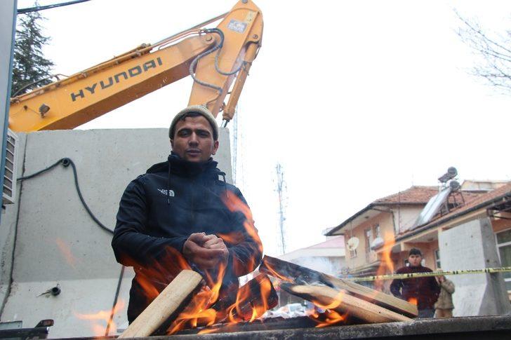 Depremin merkezindeki Sivrice'de kar yağışı başladı G3