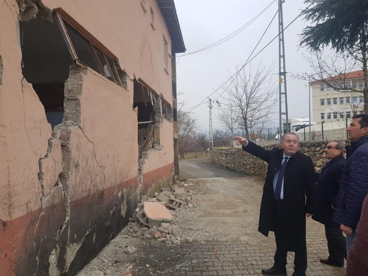 Başkan Şahiner deprem b&ouml;lgesinde