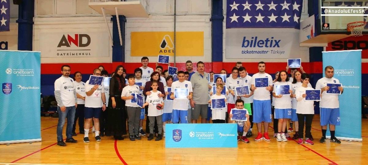 Ergin Ataman, &ouml;zel sporculara One Team sertifikalarını verdi