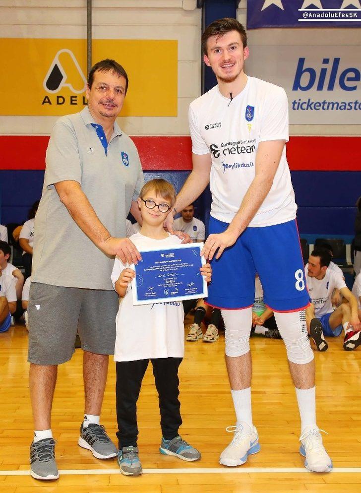 Ergin Ataman, özel sporculara One Team sertifikalarını verdi G3