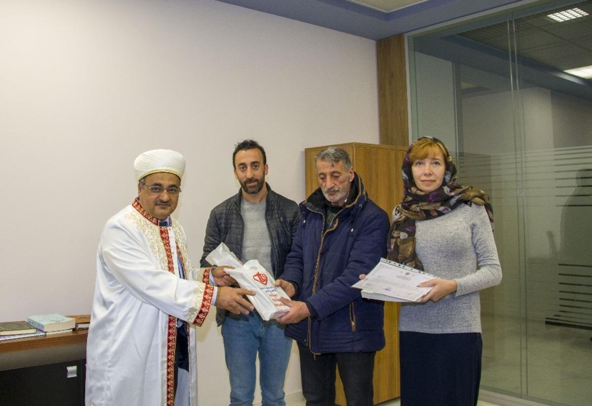 Rus k&ouml;kenli Olga Van&rsquo;da M&uuml;sl&uuml;man oldu