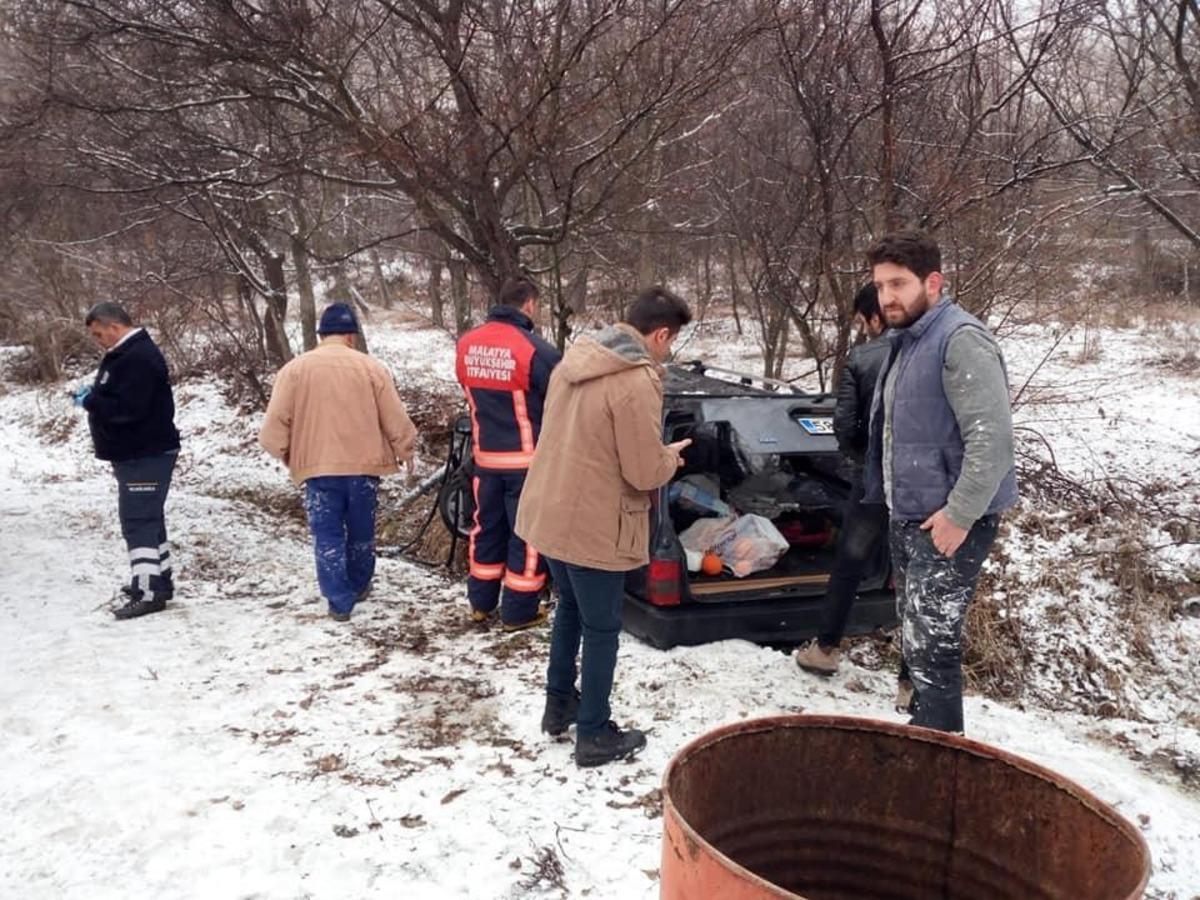 Otomobil buzlanan yolda kaza yaptı: 5 yaralı