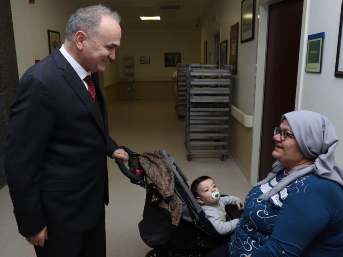 Başkan &Ouml;zl&uuml; hastaları ziyaret etti