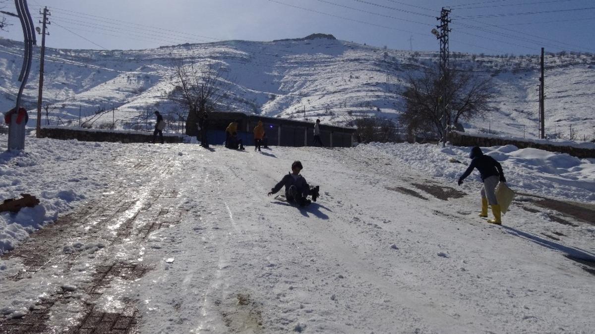 Gerc&uuml;ş&rsquo;te &ccedil;ocukların kar eğlencesi