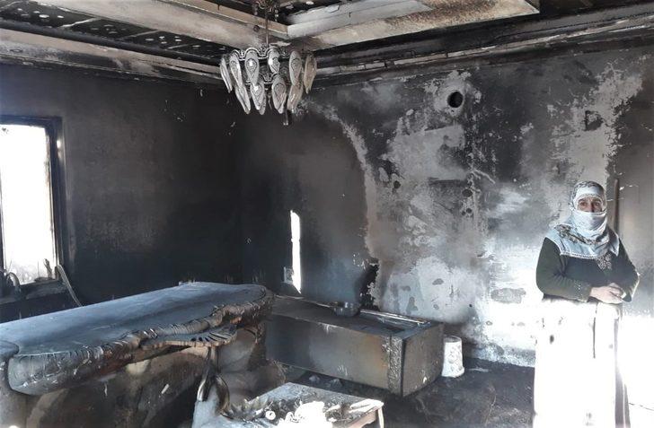 Kış günü evleri yanan aile yardım eli bekliyor G1