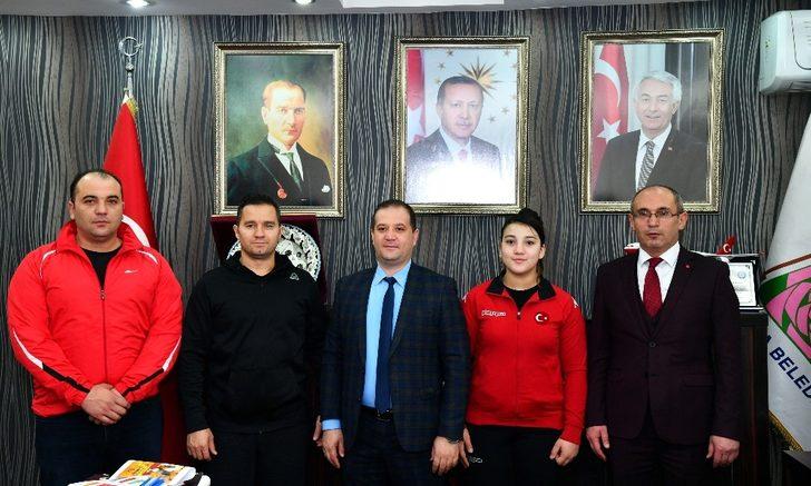 Büyüklerde Türkiye rekoru kıran 14 yaşındaki başarılı halterci altınla ödüllendirildi G2