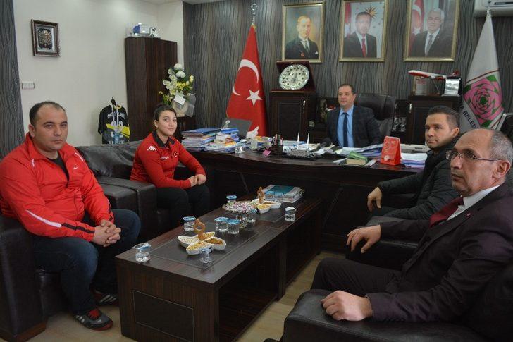 Büyüklerde Türkiye rekoru kıran 14 yaşındaki başarılı halterci altınla ödüllendirildi G3